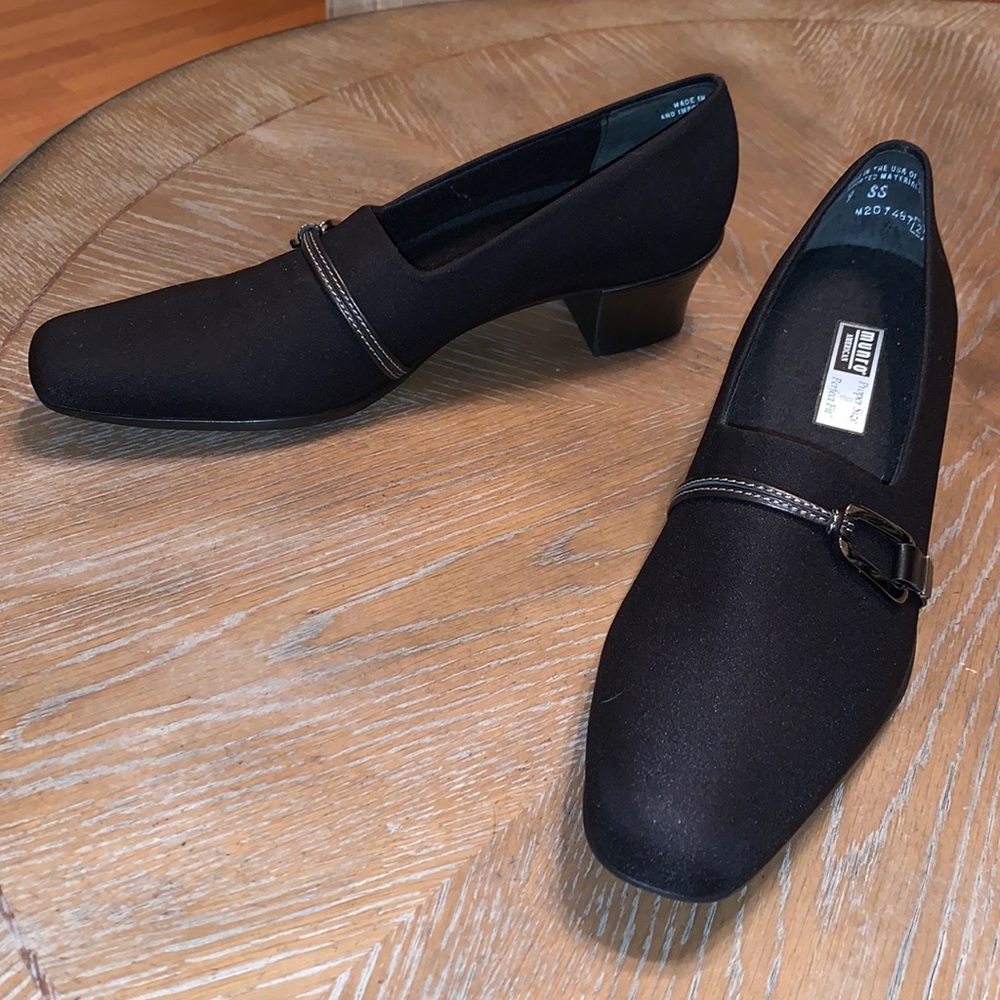 NWT black stretch fabric size 9 pumps
